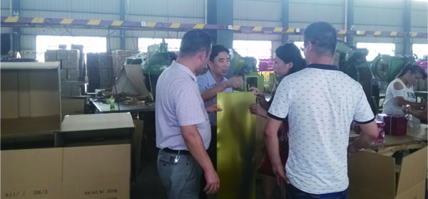 鐵盒生產(chǎn)現(xiàn)場(chǎng) 鐵盒生產(chǎn)現(xiàn)場(chǎng)