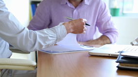 商人簽合同和與女實(shí)業(yè)家握手.jpg 商人簽合同和與女實(shí)業(yè)家握手.jpg