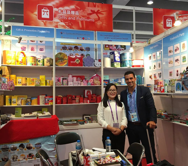 國(guó)外客戶合影.jpg 國(guó)外客戶合影.jpg