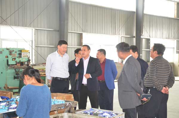領(lǐng)導(dǎo)了解鐵盒生產(chǎn)線情況.jpg 領(lǐng)導(dǎo)了解鐵盒生產(chǎn)線情況.jpg