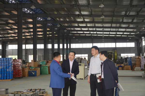 總經(jīng)理講解電商發(fā)展情況.jpg 總經(jīng)理講解電商發(fā)展情況.jpg