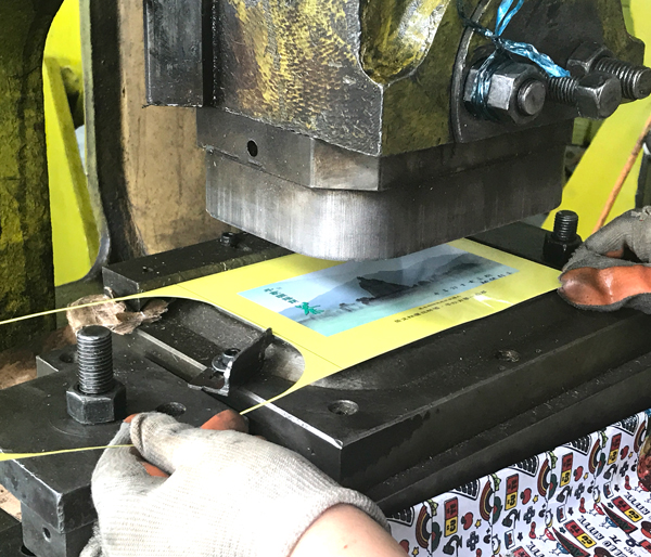 正在生產(chǎn)的茶葉鐵盒2.jpg 正在生產(chǎn)的茶葉鐵盒2.jpg