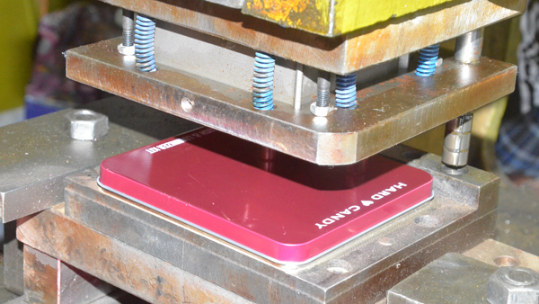 化妝品鐵盒加工現(xiàn)場(chǎng).jpg 化妝品鐵盒加工現(xiàn)場(chǎng).jpg