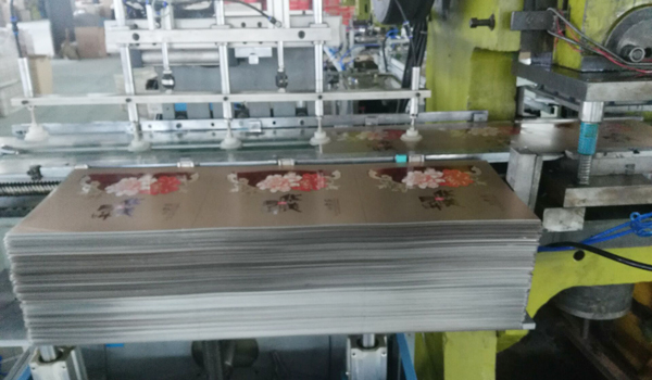 月餅鐵盒自動(dòng)生產(chǎn)線.jpg 月餅鐵盒自動(dòng)生產(chǎn)線.jpg