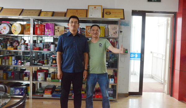 彭經(jīng)理與客戶極喜生物科技合影.jpg 彭經(jīng)理與客戶極喜生物科技合影.jpg