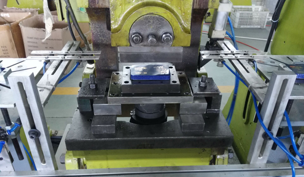 鐵盒自動(dòng)線.jpg 鐵盒自動(dòng)線.jpg