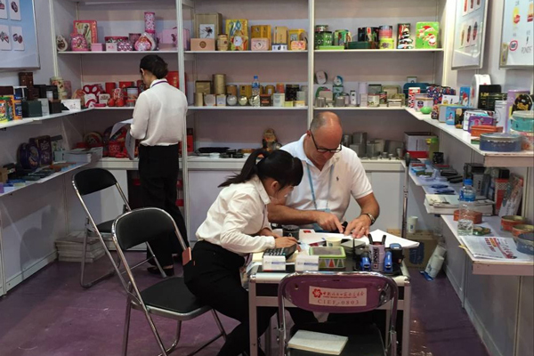 客戶與同事洽談 客戶與同事洽談