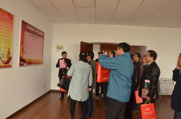 參觀黨員活動室.jpg 參觀黨員活動室.jpg