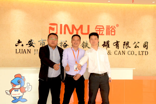 國內(nèi)客戶來鐵盒包裝工廠廠參觀.jpg 國內(nèi)客戶來鐵盒包裝工廠廠參觀.jpg