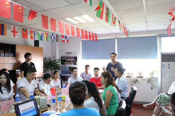 徽馬信息科技有限公司總經(jīng)理林輝先生發(fā)言 徽馬信息科技有限公司總經(jīng)理林輝先生發(fā)言