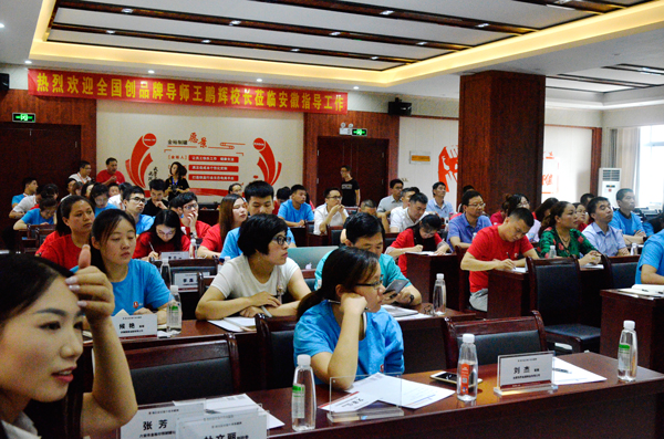 小伙伴們認(rèn)真聽課 小伙伴們認(rèn)真聽課