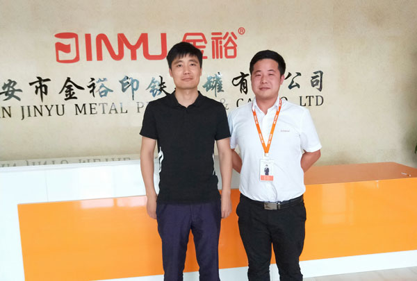 金裕制罐宋浩東和優(yōu)眾食品李總合影 金裕制罐宋浩東和優(yōu)眾食品李總合影