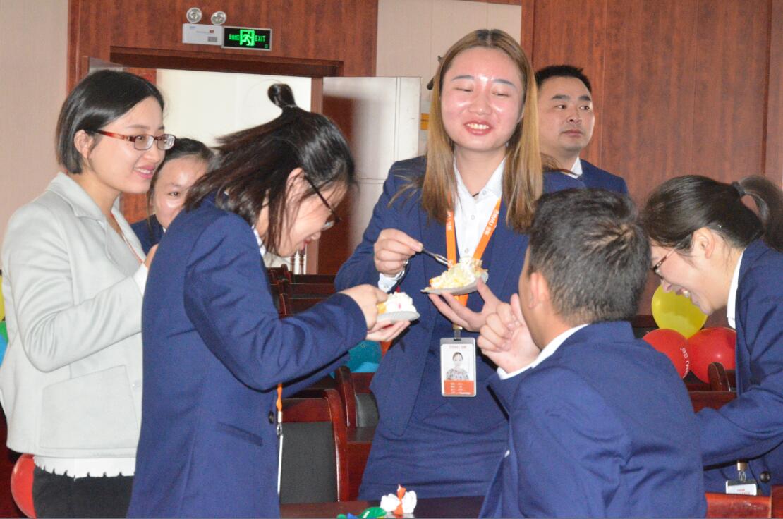 生日會吃蛋糕現(xiàn)場 生日會吃蛋糕現(xiàn)場