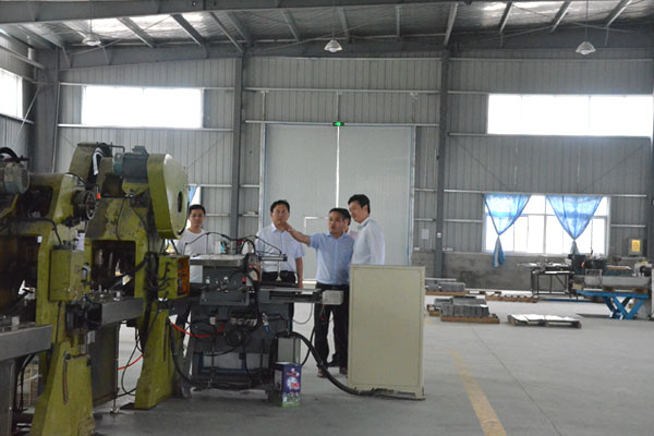 政府領(lǐng)導(dǎo)視察馬口鐵盒生產(chǎn)車間 政府領(lǐng)導(dǎo)視察馬口鐵盒生產(chǎn)車間