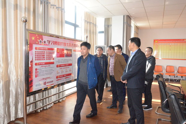 政府領(lǐng)導(dǎo)視察金裕制罐黨建活動室 政府領(lǐng)導(dǎo)視察金裕制罐黨建活動室