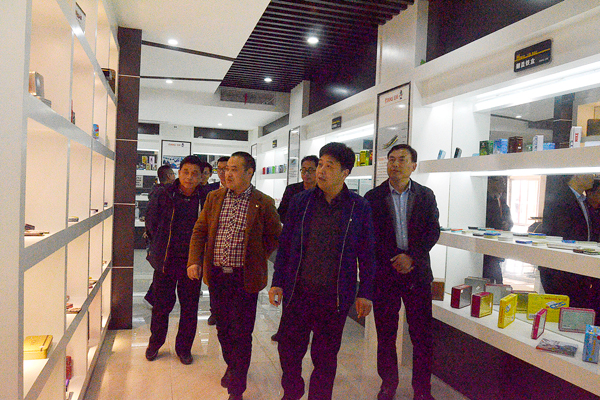 政府領(lǐng)導(dǎo)考察參觀馬口鐵盒樣品陳列廳 政府領(lǐng)導(dǎo)考察參觀馬口鐵盒樣品陳列廳