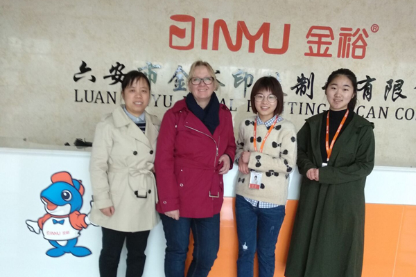 張香香與卷煙托盤合作客戶合影 張香香與卷煙托盤合作客戶合影