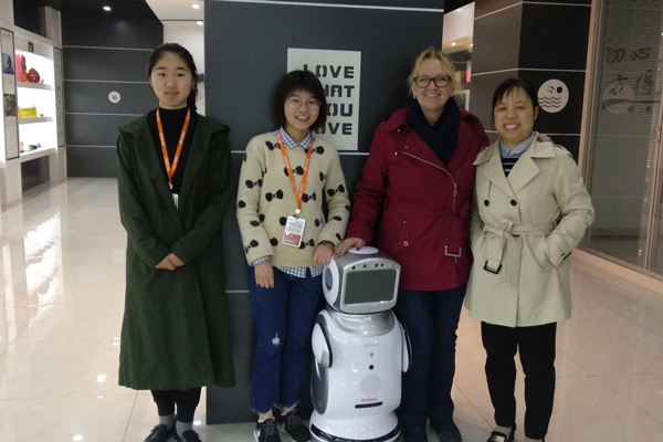 張香香陪同客戶參觀卷煙托盤樣品展示廳 張香香陪同客戶參觀卷煙托盤樣品展示廳