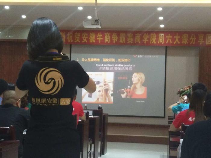 王鵬輝在鐵盒包裝廠金裕制罐授課現(xiàn)場 王鵬輝在鐵盒包裝廠金裕制罐授課現(xiàn)場