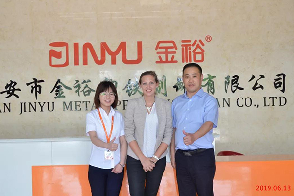 金裕制罐張香香與客戶合影 金裕制罐張香香與客戶合影